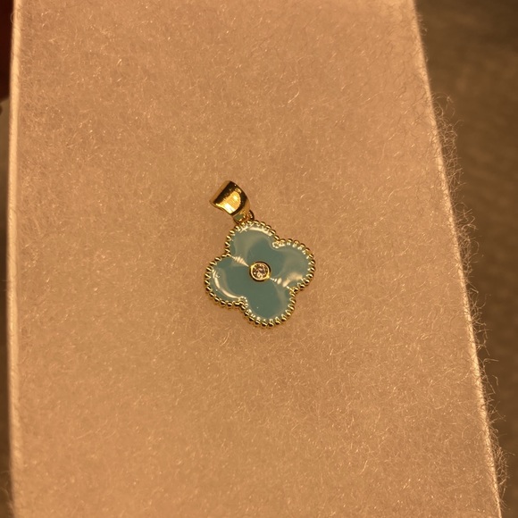 Charm New boutique - Picture 3 of 3